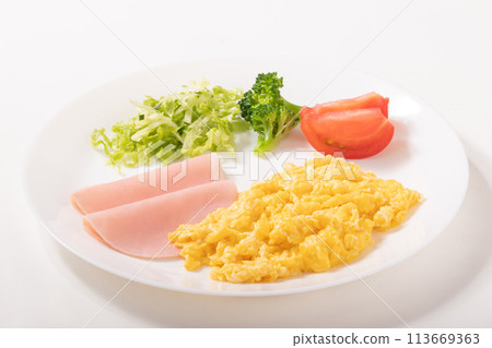 Scrambled eggs (breakfast plate) 113669363