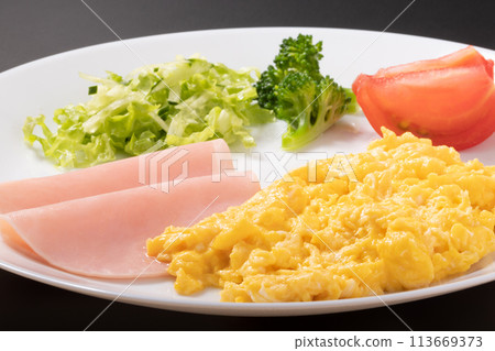 Scrambled eggs (breakfast plate) 113669373