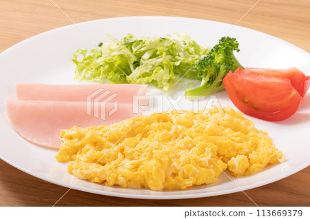 Scrambled eggs (breakfast plate) Scrambled eggs (breakfast plate) 113669379