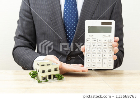 有計算器和房屋模型的商人 113669763