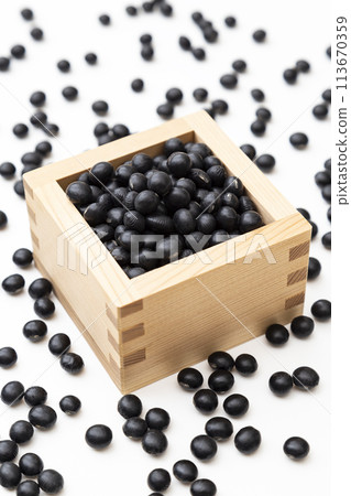 白色背景上的黑大豆 113670359