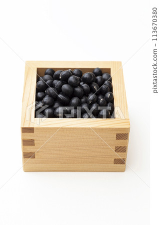 白色背景上的黑大豆 113670380