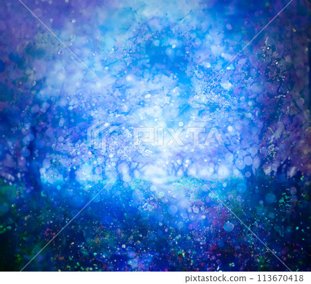 夢幻、神秘和想像的世界中藍色森林的奇幻圖像，可用作背景或插圖。 113670418