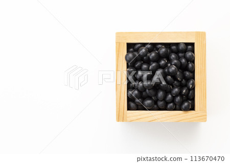 Black soybeans on white background 113670470