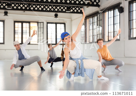 Teenage dancers training hip hop at studio Teenage dancers training hip hop at studio 113671011