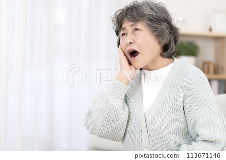 Senior woman with a toothache Senior woman with a toothache 113671146