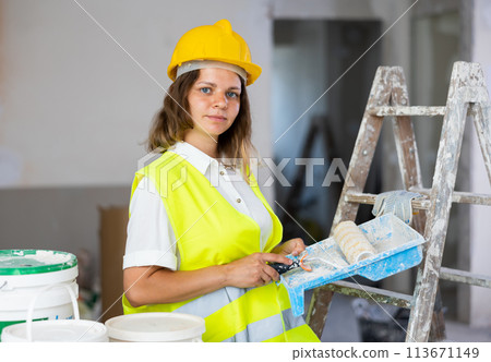 Portrait of woman painter in apartment Portrait of woman painter in apartment 113671149