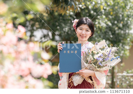 一名年輕女子穿著袴慶祝畢業典禮 一名年輕女子穿著袴慶祝畢業典禮 113671310