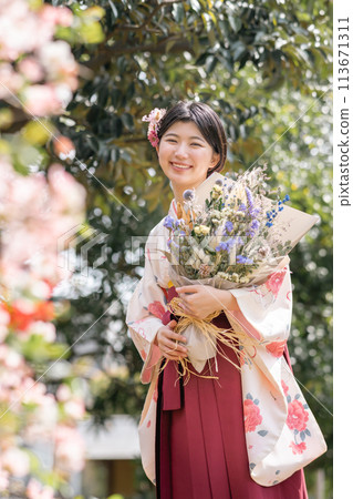 一名年輕女子穿著袴慶祝畢業典禮 113671311