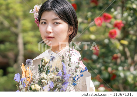 一名年輕女子穿著袴慶祝畢業典禮 113671313