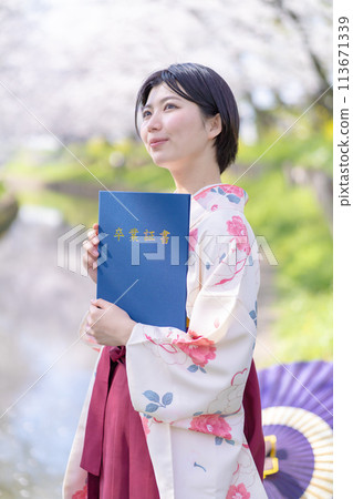 畢業典禮當天穿著袴的女大學生 113671339