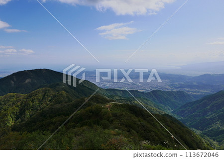 Mt. Tonodake is the highest peak along the Omote Ridge  that runs between Mt. Oyama and Nabewari Ridge . It has easy access, being about 80 minutes to Shibusawa Station from both Shinjuku and Tokyo. 113672046
