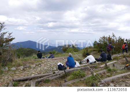 Mt. Tonodake is the highest peak along the Omote Ridge that runs between Mt. Oyama and Nabewari Ridge . It has easy access, being about 80 minutes to Shibusawa Station from both Shinjuku and Tokyo. Mt. Tonodake is the highest peak along the Omote Ridge that runs between Mt. Oyama and Nabewari Ridge . It has easy access, being about 80 minutes to Shibusawa Station from both Shinjuku and Tokyo. 113672058