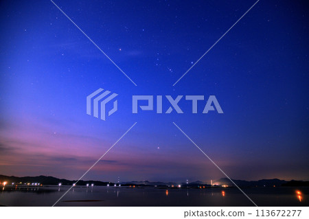 瀨戶內的夏日星景獵戶座在黃昏的天空中升起 113672277