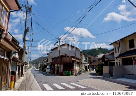 A quiet rural street 113673097