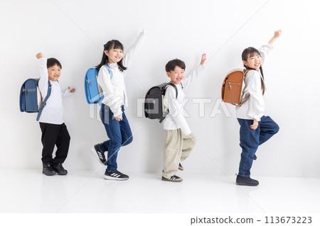 小學生精神抖擻地走路 113673223