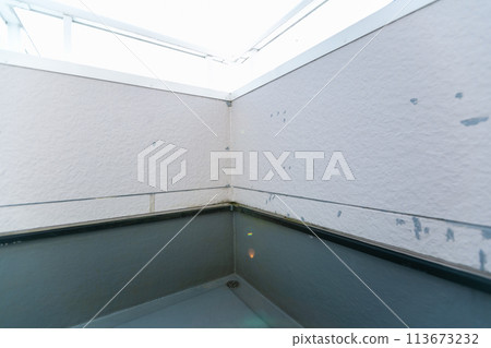 陽台上長滿青苔和灰塵 113673232