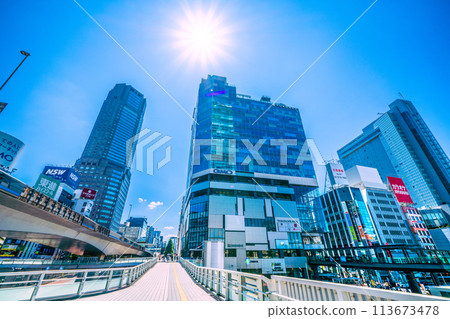 Tokyo cityscape in Japan: A ray of hope... Shibuya Fukuras, Shibuya Chuo-gai, strong sunlight, etc.... Towards economic development = 17th 113673478