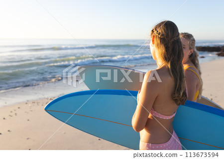 Caucasian couple at the beach, with copy space 113673594