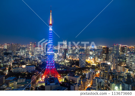 東京鐵塔的夜景在特殊燈光的照射下呈現藍色，非常美麗 113673660