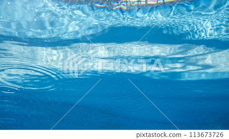 從水下仰望的漣漪和夏日色彩 113673726
