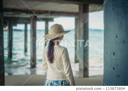 在夏威夷歐胡島碼頭下行走的婦女 113673804