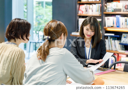 Businesswoman business meeting - Photo shoot in cooperation with Kinki University 113674265