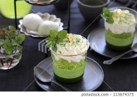 Early summer matcha verrine - Matcha glass dessert 113674375