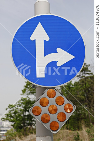 toilet sign on the road toilet sign on the road 113674976