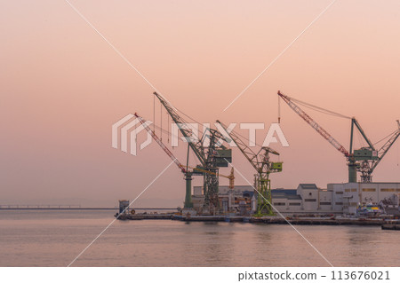 黃昏的神戶港川崎造船廠（川崎重工） 113676021