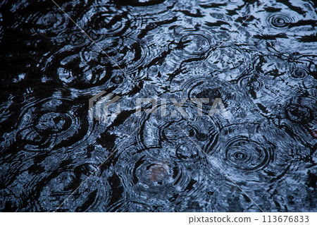 綿綿細雨泛起漣漪 113676833