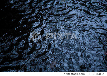 綿綿細雨泛起漣漪 113676834