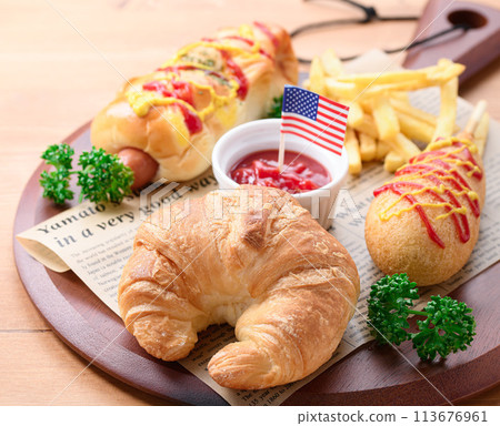 羊角麵包、玉米熱狗和維納卷 羊角麵包、玉米熱狗和維納卷 113676961