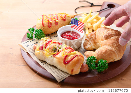 垃圾食物(香腸捲、羊角麵包、玉米熱狗和薯條) 垃圾食物(香腸捲、羊角麵包、玉米熱狗和薯條) 113677670