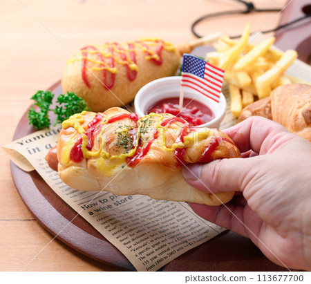垃圾食物（香腸捲、羊角麵包、玉米熱狗和薯條） 113677700