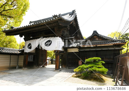 [Osaka City: The West Gate of Shitennoji Temple, the oldest temple in Japan, built by Prince Shotoku and designated as an Important Cultural Property by the National Government] 113678686