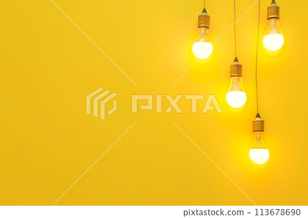 黃色的牆壁和黃色的燈泡 黃色的牆壁和黃色的燈泡 113678690