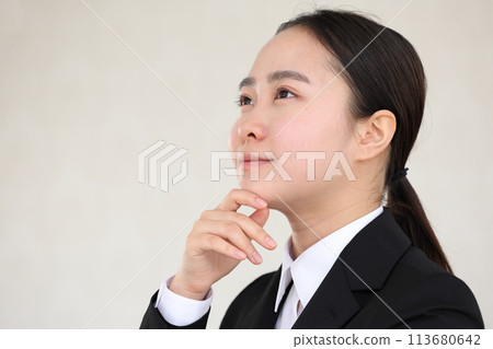 女商人用手指托著下巴思考 113680642