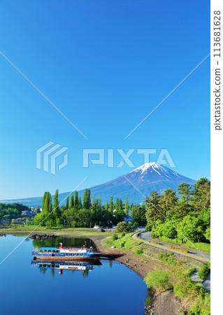 Early summer blue sky and the view from Lake Kawaguchi and Mt. Fuji 113681628