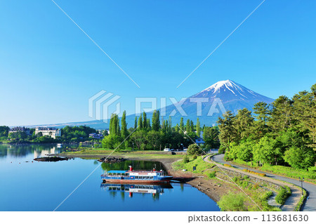 初夏的藍天、河口湖畔的風景與富士山 113681630