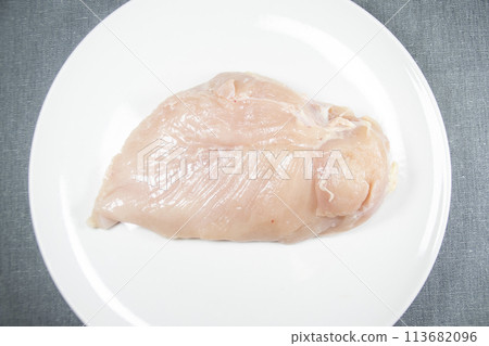 白盤上的雞胸肉 白盤上的雞胸肉 113682096