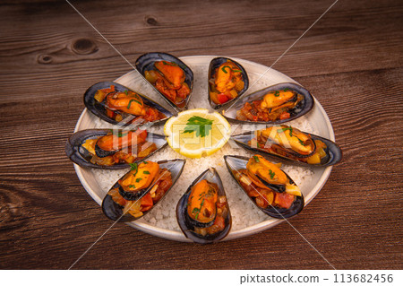 RECIPE FOR SPANISH MUSSELS WITH CHORIZO, WHITE WINE SAUCE, PEPPER, TOMATO, ONION 113682456