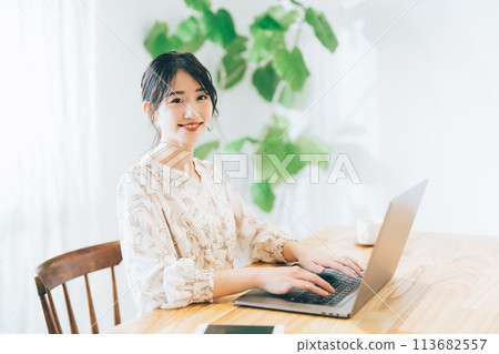 在家使用個人計算機的婦女 113682557