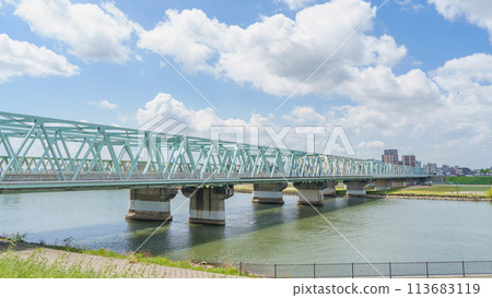 國道14號市川大橋上游側,從千葉縣眺望東京的江戶川風景 國道14號市川大橋上游側,從千葉縣眺望東京的江戶川風景 113683119