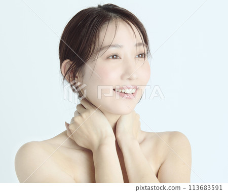 一位白色背景的年輕女子的上半身特寫肖像 113683591