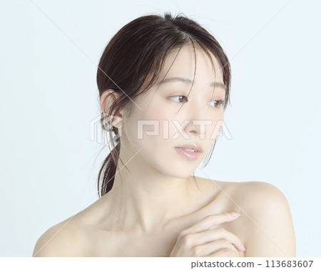 Close-up upper body portrait of a young woman on a white background 113683607