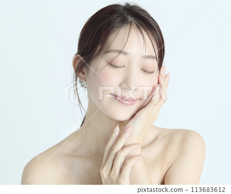 一位白色背景的年輕女子的上半身特寫肖像 113683612