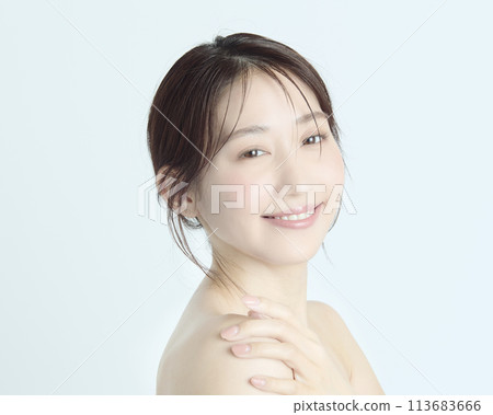 一位白色背景的年輕女子的上半身特寫肖像 113683666