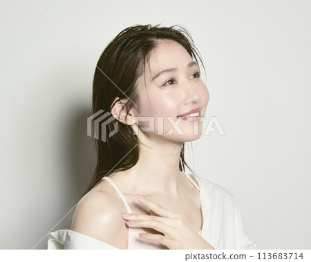 一位受夏天啟發的白色背景年輕女子的肖像 113683714