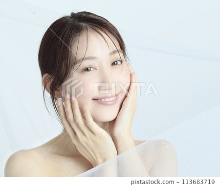 一位白色背景的年輕女子的上半身特寫肖像 113683719